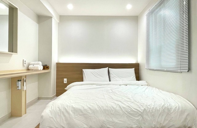 Charming 1-bedroom building in brilliant Busan with WiFinand there r a large bed