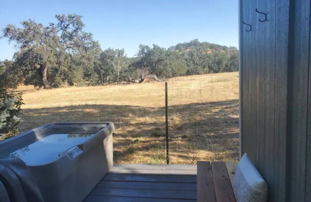 Charming 1-bedroom cottage in the country yet minutes to the 101 and downtown.