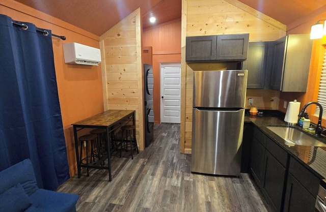 Charming 1-bedroom cabin in Hooks with no cleaning fees!