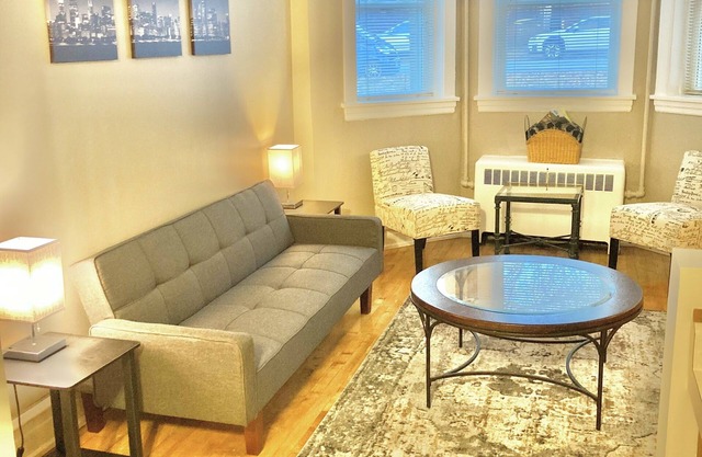 Charming 1 Bedroom entire Apartment - 1 Mile from Wrigley