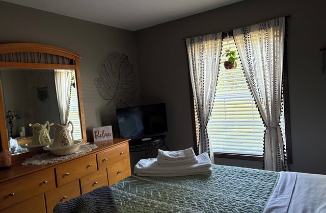 Charming 1-bedroom house in fabulous Bloomington with AC, full kitchen, laundry.