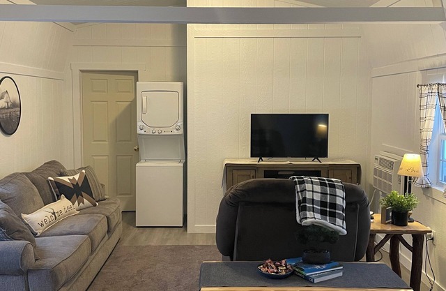 Charming 1-bedroom cottage with AC, WiFi in welcoming Centerville