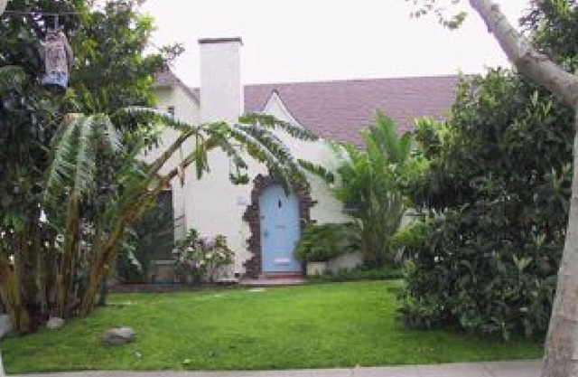 Charming 1-bedroom Hollywood Bungalow