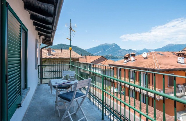Charming 100 sqm detached villa, spread over three levels (accessible by stairs) and accommodating up to 5 people.The property is located in Lierna, on the eastern shore of Lake Como, in a well-served area and a short walk from the splendid Riva Bianca b