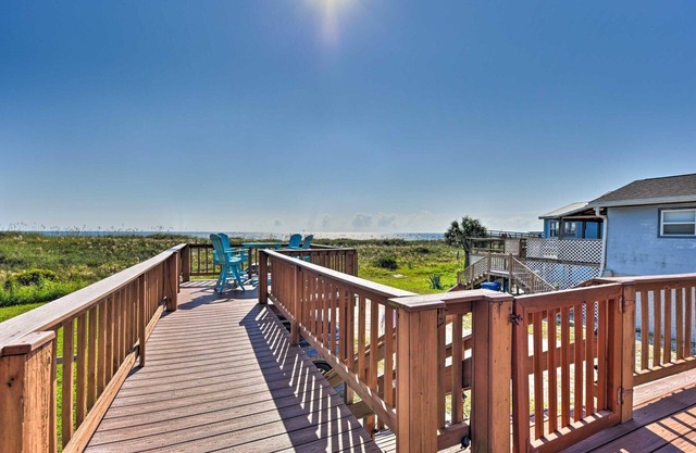 Charming "1924" 2-bedroom cottage located right on the Beach - Amazing views.