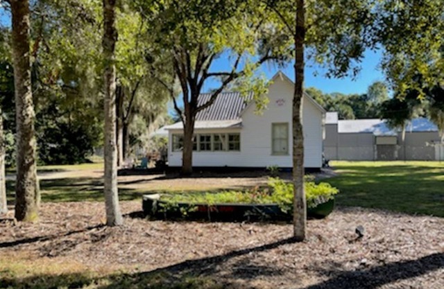 Charming 1930's house only a few blocks from the St. Johns River!