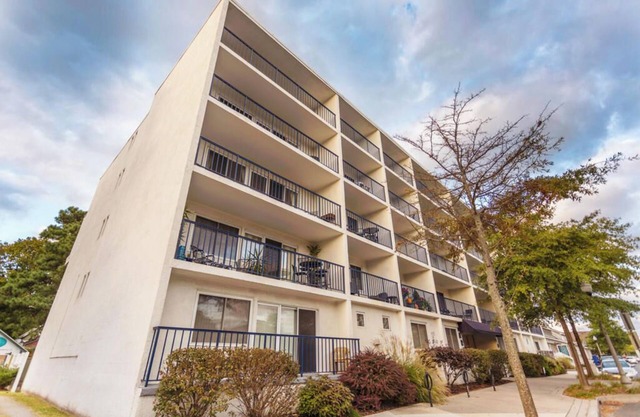 Charming 1BR Rehoboth Condo w/Elevator, Parking&Beach Access – Perfect Getaway!