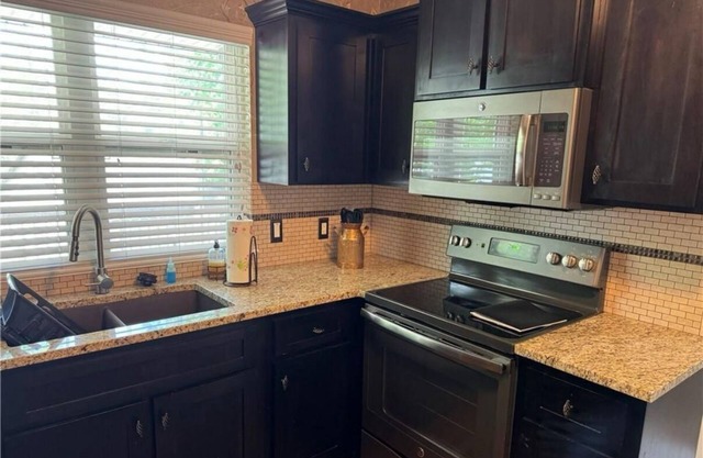 Charming 2-bd house with lake views &ride right to both loop 2 and loto sxs park