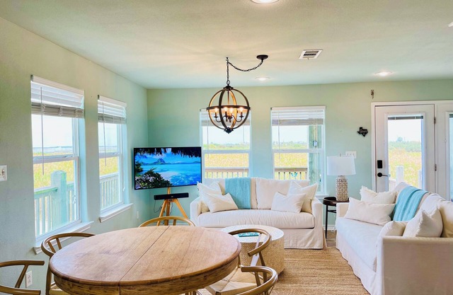 Charming 2-bedroom house with WiFi and AC in lovely Bolivar Peninsula