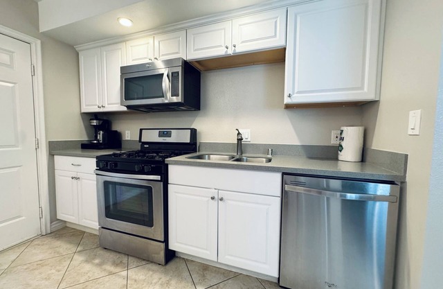Charming 2 bed, 1 bath apartment in Monrovia one block from Arcadia