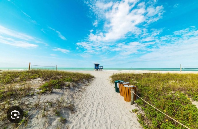 Charming 2-bed 2-bath house with NEW POOL and WiFi, AC in beautiful Venice FL