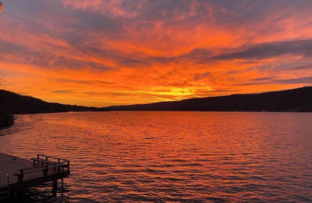 Charming 2 Bed/2 Bath Lakefront house on Greenwood Lake 2 Patios, Dock, Grill