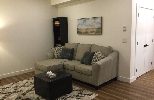 Charming 2 bedroom Lynn Valley Suit/5 mins walk to village and transit