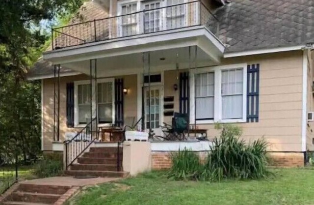 Charming 2 bed-room apartment in heart of town