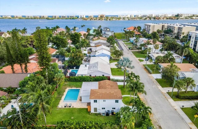 Charming 2-bedroom house in amazing Lake Worth Beach with WiFi, AC, private pool
