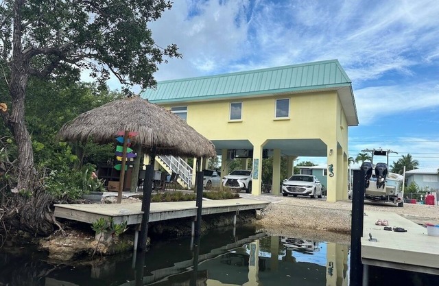 Charming 2-Bedroom House on Little Torch Key with Pool and Tiki Bar- 28 DAY MIN.