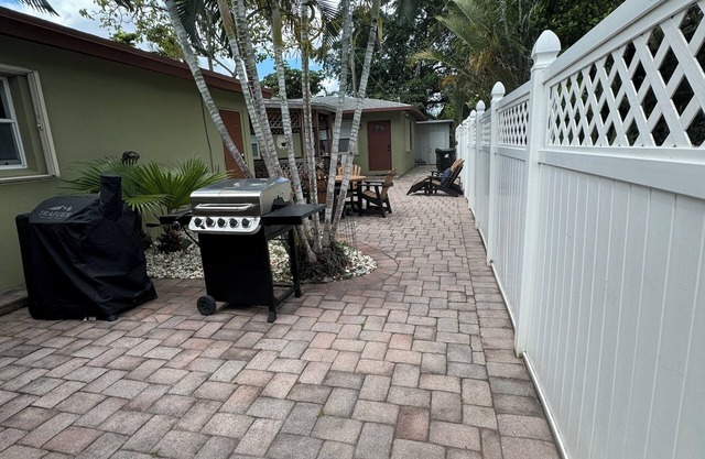 Charming 2-bedroom guest house in delightful Fort Lauderdale with WiFi, AC