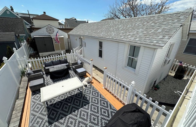 Charming 2-bedroom beach cottage with AC & WiFi in North Wildwood. Pet Friendly