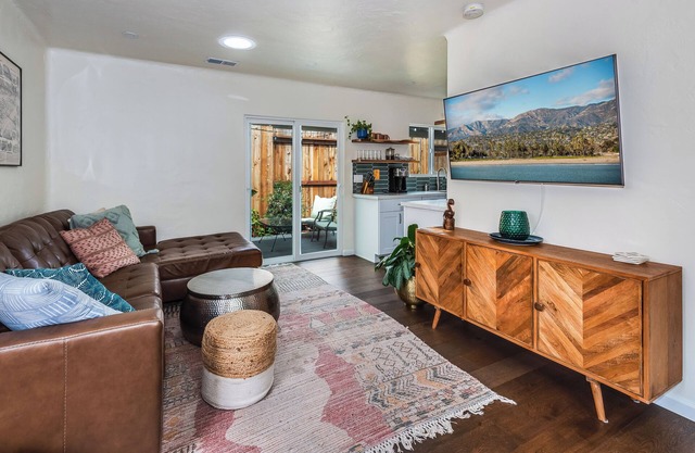 Charming 2-bedroom cottage in lovely Santa Barbara with WiFi, AC