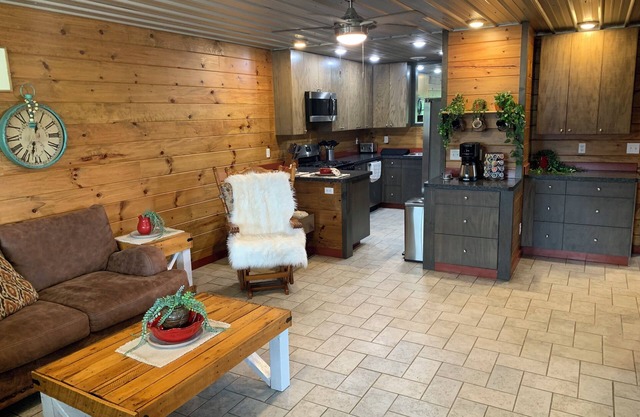 Charming 2-bedroom apartment with WiFi, AC, Washer and Dryer in quaint Grimsley