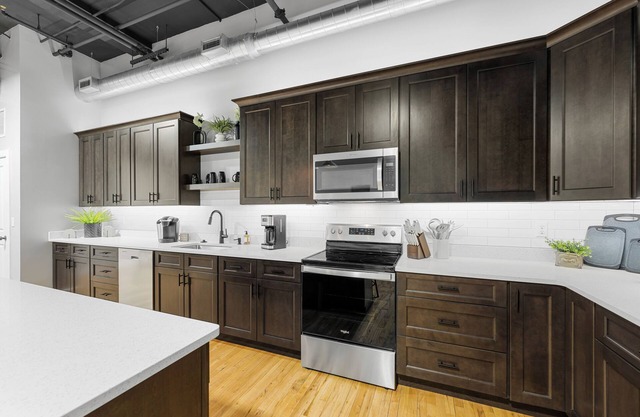 Charming 2-bedroom apartment with WiFi, AC in delightful downtown Salina