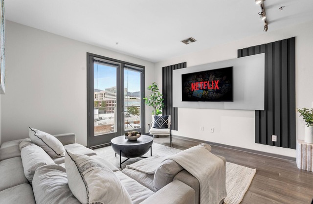 Charming 2-bedroom apartment in serene Vernon with fitness room, WiFi