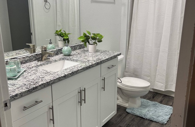 Charming 2-bedroom apartment with WiFi, in the shops of legacy east