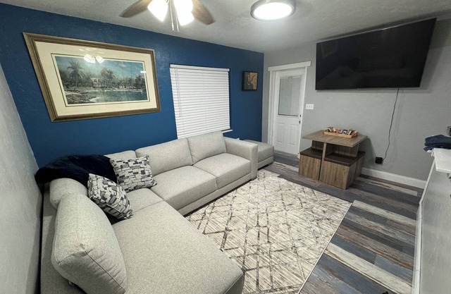 Charming 2-bedroom Bungalow in marvelous Downtown Fort Myers with Brand New AC!