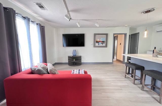 Charming 2-bedroom building in fabulous Houston with AC, WiFi