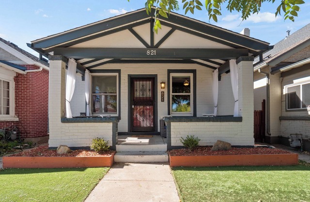 Charming 2-bedroom bungalow with WiFi, AC walking distance to downtown Denver!