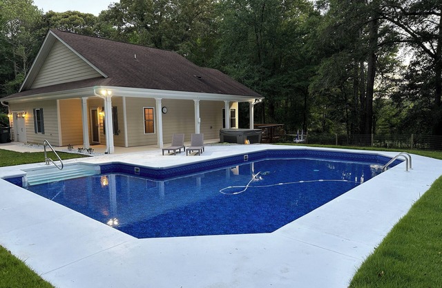 Charming 2-bedroom Cottage in lovely Loganville with Private Pool and Hot Tub