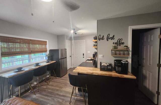 Charming 2-bedroom cabin in delightful New Market with AC