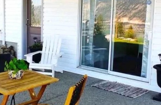 Charming 2-bedroom suite in Lake Country with AC, WiFi.