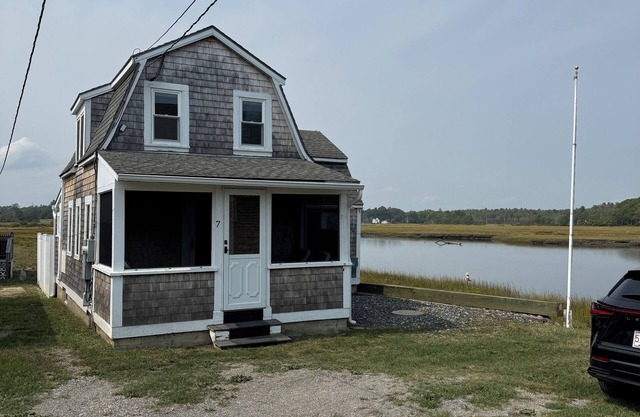 Charming 2-bedroom cottage in Kennebunk with AC and deck.