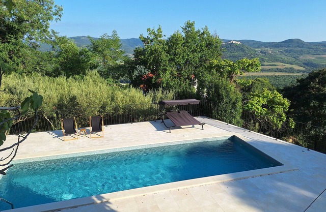 Charming 2-bedroom cottage with swimmingpool in welcoming Oprtalj with WiFi, AC