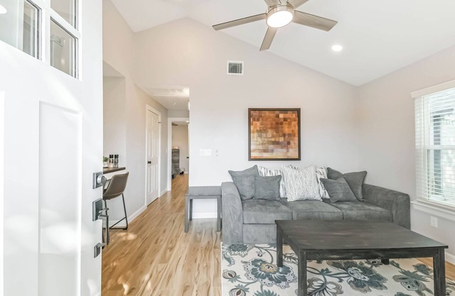 Charming 2-bedroom cottage in Cypress with WiFi, AC, & privately gated driveway