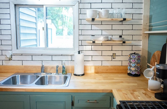 Charming 2-bedroom cottage in Suring with AC, WiFi. Pet Friendly