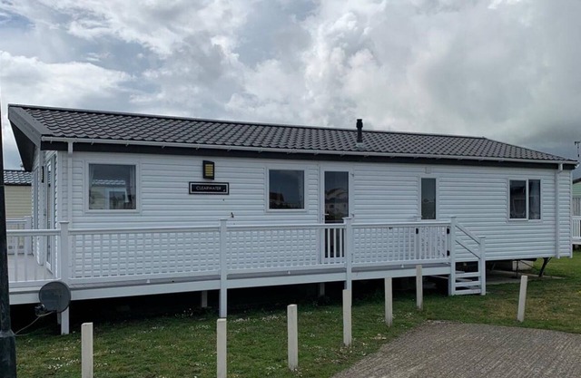 Charming 2-Bedroom Lodge in a Peaceful Setting By the Beach