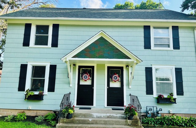 Charming 2-bedroom house, Walk to tranquil Clear Lake