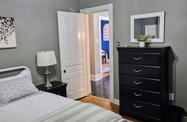 Charming 2-bedroom house with plenty amenities on Saint Paul's Cathedral Hill