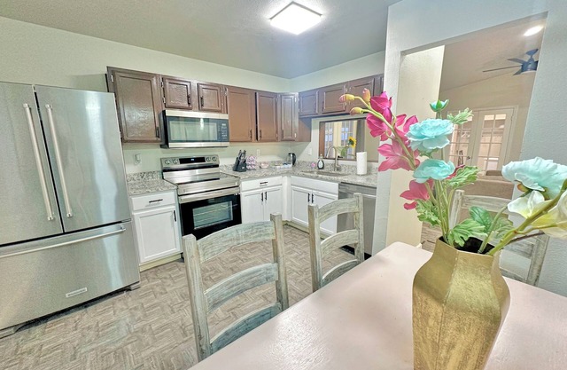 Charming 2-bedroom house in The Colony with WiFi, AC