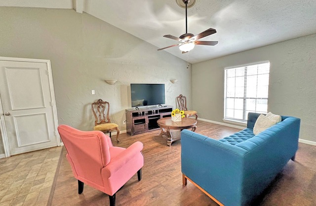 Charming 2-bedroom house with AC, WiFi in wonderful The Colony