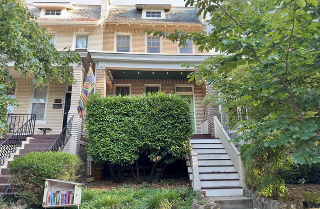 Charming 2-bedroom house in historic Capitol Hill neighborhood. Walk to Metro