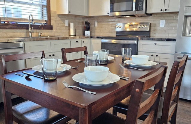 Charming 2-bedroom house with WiFi, AC in Red Cloud