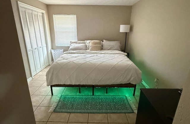 Charming 2-bedroom house in cool Sarasota with AC