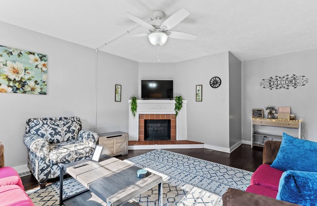 Charming 2-bedroom house in downtown Historic Madison with WiFi, AC, laundry