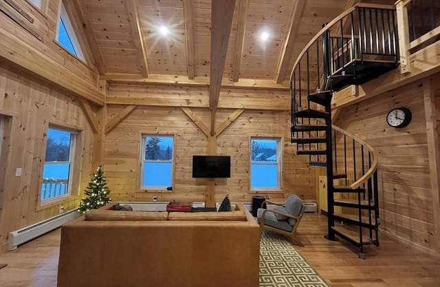 Charming 2-bedroom house on 40 acres in Bethel with WiFi