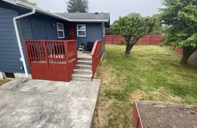 Charming 2-bedroom house in beautiful Eureka with private fenced in yard