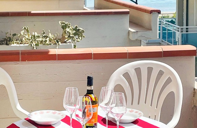 Charming 2-bedroom house in welcoming Martinsicuro with WiFi, AC & on the Beach