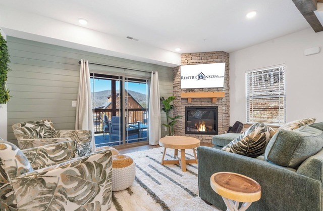 Charming 2-Bedroom Retreat-Near Table Rock Lake-Free Tickets-Pvt Hot Tub-Water View